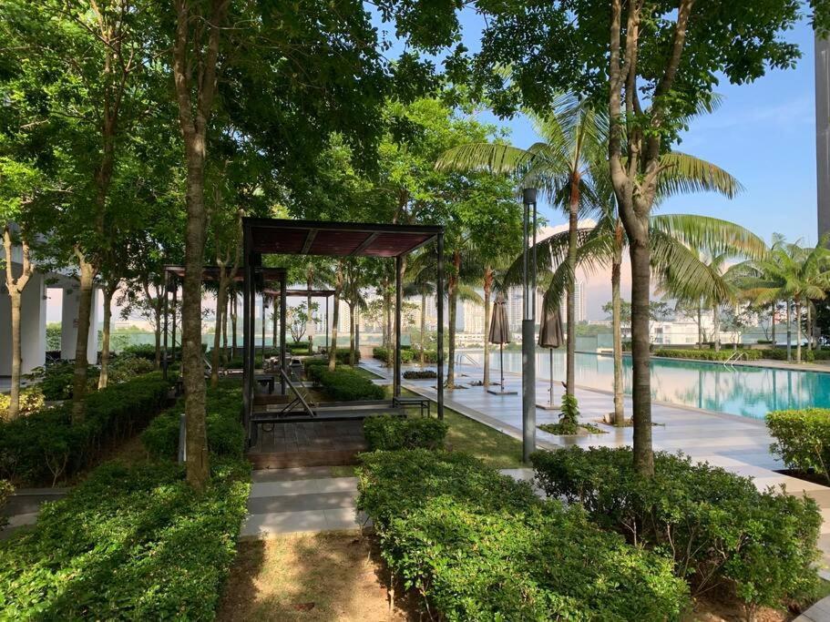 Stylish Romantic Couples Getaway - Netflix&Relax 7 Cyberjaya Buitenkant foto